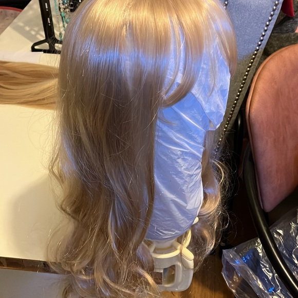 High Heat Synthetic Golden Blonde Wig, New 25 inch length. - Picture 2 of 3
